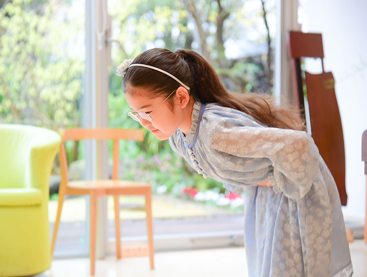 音楽とともに、礼儀や所作を学べる教室
